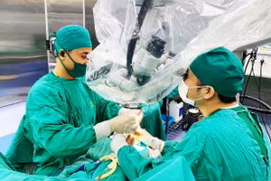 Sử dụng kính vi phẫu trong phẫu thuật thi thể đứt rời tại Bệnh viện Đa khoa tỉnh Thanh Hoá. Ảnh: BVCC.