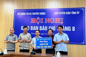 Đại diện VNPT Thanh Hóa trao tặng chữ ký số cho các nhà báo. Ảnh: TL.