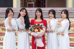 Nữ sinh Phạm Thị Lành (thứ 2 từ phải qua) cùng các bạn của mình và cô Lê Thị Luyến - giáo viên dạy Văn, Trường THPT Quan Sơn (Thanh Hóa). Ảnh: NVCC.