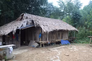 Ngôi nhà của gia đình bà Lê Thị Long, thị trấn Lang Chánh (Thanh Hóa) trước khi được Nhà nước hỗ trợ tiền xây dựng nhà mới. Ảnh: TL