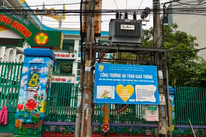 Trạm biến áp án ngữ sát cổng Trường Mầm non Đông Hương, TP Thanh Hóa. Ảnh: TL.