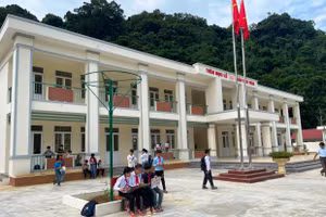 Học sinh Trường TH&THCS Trung Xuân, huyện vùng biên giới Quan Sơn (Thanh Hóa) trong ngôi trường mới khang trang. Ảnh:TL