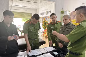 Công an huyện Quảng Xương (Thanh Hóa) kiểm tra một cơ sở cầm đồ. Ảnh: Công an cung cấp.