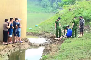 Lực lượng chức năng huyện Thạch Thành tìm thấy thi thể nạn nhân. Ảnh: Bạn đọc cung cấp.