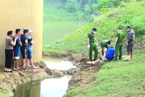 Lực lượng chức năng huyện Thạch Thành tìm thấy thi thể nạn nhân. Ảnh: Bạn đọc cung cấp.