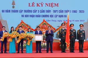 Trường THPT Cẩm Thủy 1 đón nhận Huân chương Độc lập hạng Ba. Ảnh: MH. 