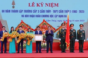 Trường THPT Cẩm Thủy 1 đón nhận Huân chương Độc lập hạng Ba. Ảnh: MH. 