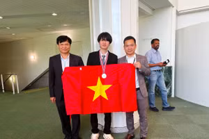 Lê Viết Hoàng Anh và 2 thầy giáo: Nguyễn Thanh Sơn (trái), thầy Nguyễn Hoàng Hà (phải), tại Olympic Vật lý Quốc tế năm 2023 ở Nhật Bản. Ảnh: NVCC. 