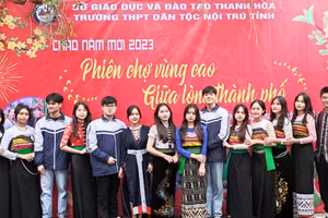 Học sinh Trường THPT Dân tộc Nội trú tỉnh Thanh Hóa tại buổi tổ chức "Phiên chợ vùng cao giữa lòng thành phố".