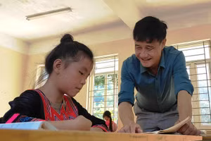 Thầy giáo và học trò ở Trường Tiểu học Phú Sơn (Quan Hóa, Thanh Hóa). Ảnh: Thế Lượng.