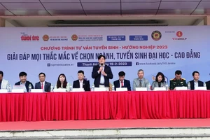 Ban tư vấn tuyển sinh - hướng nghiệp gồm các chuyên gia đến từ Bộ GD&ĐT, Đại học quốc gia Hà Nội và đại diện nhiều đơn vị đào tạo đại học... Ảnh: Thế Lượng.