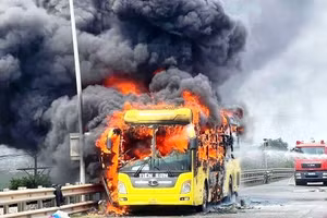 Chiếc xe khách bốc cháy ngùn ngụt. Ảnh: bạn đọc cung cấp.