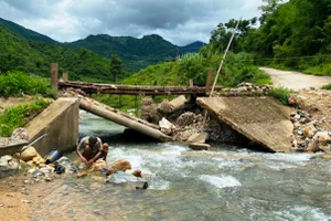 Cầu tràn bản Na Tao đi bản Cơm, xã Pù Nhi (Mường Lát, Thanh Hóa) bị hư hỏng nặng. (Ảnh: TL)