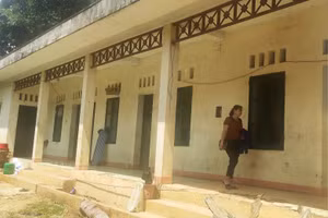 Cô Hà Thị Mai được Trường PTDTBT-THCS Phú Sơn (Quan Hóa) cho mượn dãy nhà công vụ đã bỏ hoang lâu nay để làm nơi ở khi lên nhận công tác tại Trường Mầm non Phú Sơn. (Ảnh: Hồng Đức)