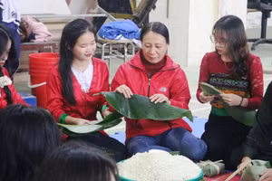 Học sinh Trường THPT Dân tộc Nội trú tỉnh Thanh Hóa được hướng dẫn cách cắt lá gói bánh chưng Tết.