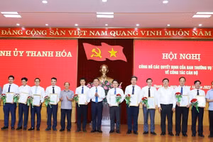 Các cán bộ được điều động, phân công nhiệm vụ mới nhận quyết định. Ảnh: Minh Hiếu.