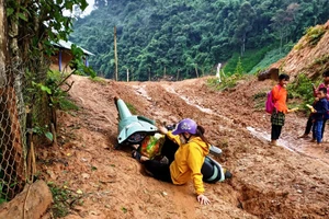 Nữ giáo viên mầm non bị ngã xe trên đường vào điểm trường bản Ón, xã Tam Chung (Mường Lát, Thanh Hóa). Ảnh: Thu Huyền.