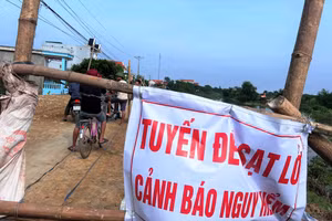 Cảnh báo nguy hiểm đoạn đê sạt lở ở xã Nga Điền, Nga Sơn, Thanh Hóa. (Ảnh: TL)