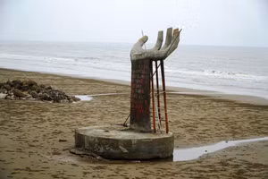 Bàn tay khổng lồ bằng bê tông, cốt thép được dựng ở bãi biển Hải Tiến (Hoằng Hóa, Thanh Hóa). Ảnh: HĐ.