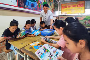 Thầy và trò Trường Tiểu học Thanh Xuân, huyện Quan Hóa (Thanh Hóa) trong giờ đọc sách ở thư viện xanh của trường. Ảnh: Thế Lượng.