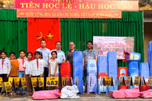 Phóng viên Báo GD&TĐ, Báo Tuổi trẻ trao tặng ghế nhựa, đồ dùng, sách, báo cho Trường Tiểu học Quang Chiểu 2 (huyện Mường Lát, Thanh Hóa). Ảnh: TL.