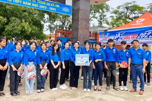 Chị Phùng Tố Linh - Phó Bí thư Tỉnh đoàn Thanh Hóa (người đeo kính) tặng quà động viên lực lượng Thanh niên tình nguyện "Tiếp sức mùa thi năm 2023". Ảnh: Tỉnh đoàn Thanh Hóa.