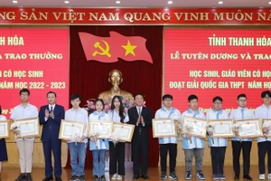 Lãnh đạo tỉnh Thanh Hóa trao Bằng khen cho HS đoạt giải quốc gia năm học 2022-2023. Ảnh: TL.