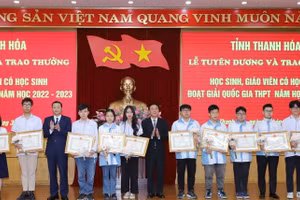 Lãnh đạo tỉnh Thanh Hóa trao Bằng khen cho HS đoạt giải quốc gia năm học 2022-2023. Ảnh: TL.