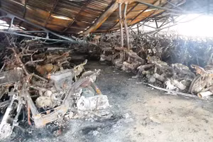 Hiện trường sau vụ cháy nhà để xe của sinh viên tại Trường ĐH Hồng Đức (Thanh Hóa). Ảnh: Bạn đọc cung cấp.