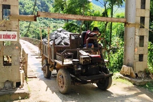 Cầu treo Chiềng, xã Phú Sơn, (Quan Hóa, Thanh Hóa) đang xuống cấp nghiêm trọng Ảnh: Thế Lượng.