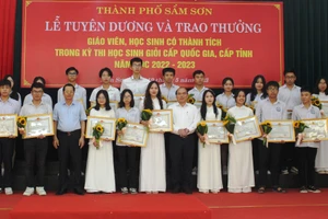 Lãnh đạo Sở GD&ĐT Thanh Hóa trao thưởng cho học sinh TP Sầm Sơn. Ảnh: Thế Lượng.