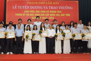 Lãnh đạo Sở GD&ĐT Thanh Hóa trao thưởng cho học sinh TP Sầm Sơn. Ảnh: Thế Lượng.
