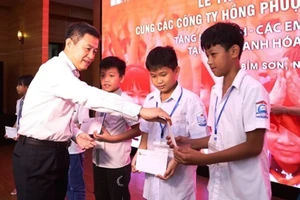 Lãnh đạo Công ty xi măng Long Sơn trao học bổng cho học sinh nghèo. Ảnh: PS.