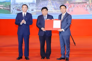 Thừa uỷ quyền của Thủ tướng Chính phủ, ông Nguyễn Chí Dũng - Bộ trưởng Bộ Kế hoạch và Đầu tư trao quyết định phê duyệt Quy hoạch của Thủ tướng Chính phủ cho lãnh đạo tỉnh Thanh Hóa. Ảnh: MH.