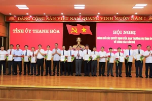 Lãnh đạo tỉnh Thanh Hóa trao quyết định điều động, luân chuyển cho 13 cán bộ. Ảnh: Minh Hiếu.