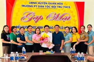 Trường PTDTNT-THCS Quan Hóa tổ chức gặp gỡ, tuyên dương, khen thưởng em Nguyễn Hà Phương. Ảnh: NTCC.