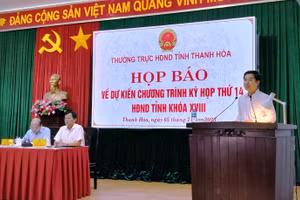 Đại diện lãnh đạo HĐND tỉnh Thanh Hóa thông tin về nội dung chương trình kỳ họp. (Ảnh: Thế Lượng)