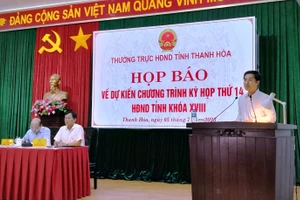 Đại diện lãnh đạo HĐND tỉnh Thanh Hóa thông tin về nội dung chương trình kỳ họp. (Ảnh: Thế Lượng)