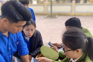 Công an thị xã Nghi Sơn (Thanh Hóa) hướng dẫn học sinh làm CCCD và đăng ký, kích hoạt tài khoản định danh điện tử. Ảnh: Công an cung cấp.