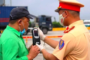 Cảnh sát giao thông thực hiện kiểm tra nồng độ cồn đối với tài xế. Ảnh minh họa. Nguồn Internet.