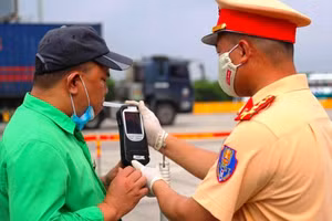 Cảnh sát giao thông thực hiện kiểm tra nồng độ cồn đối với tài xế. Ảnh minh họa. Nguồn Internet.
