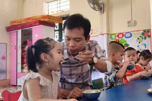 Chăm sóc trẻ ở Trường Mầm non Thành Sơn (Bá Thước, Thanh Hóa). Ảnh: Thế Lượng