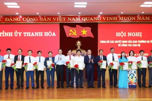 Bí thư Tỉnh ủy Đỗ Trọng Hưng và Chủ tịch UBND tỉnh Thanh Hóa Đỗ Minh Tuấn trao quyết định, tặng hoa chúc mừng các cán bộ được nhận nhiệm vụ công tác mới. Ảnh: Minh Hiếu.