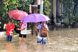 Học sinh ở TP Thanh Hóa lội nước đến trường. Ảnh: Bạn đọc cung cấp.