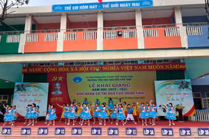 Học sinh Trường Tiểu học Nguyễn Văn Trỗi (TP Thanh Hóa) chuẩn bị cho Lễ khai giảng năm học mới 2013-2024. Ảnh: TL.