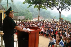 Học sinh Trường PTDTBT-THCS Trung Lý (Mường Lát, Thanh Hóa) tham dự buổi ngoại khóa về giáo dục pháp luật, do nhà trường phối hợp với lực lượng Bộ đội Biên phòng thực hiện. Ảnh: Nhà trường cung cấp.