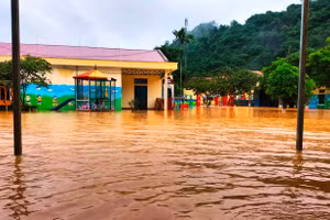 Trường Mầm non Thanh Lâm, huyện Như Xuân (Thanh Hóa) bị ngập trong nước lũ. (Ảnh: Đỗ Chung)
