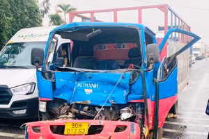 Chiếc xe tải bị biến dạng phần đầu sau cú va chạm.