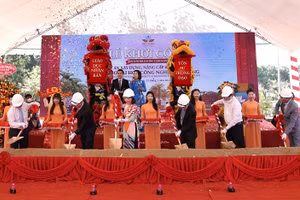 Ban Giám hiệu Trường ĐH Công nghệ Miền Đông và các khách mời thực hiện nghi thức động thổ khởi công tại khuôn viên trường