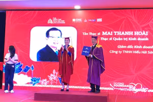 PGS.TS Võ Thị Ngọc Thúy- Hiệu trưởng nhà trường trao bằng tốt nghiệp cho tân thạc sĩ.